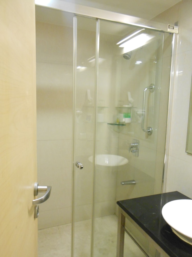Suite - Photo 22