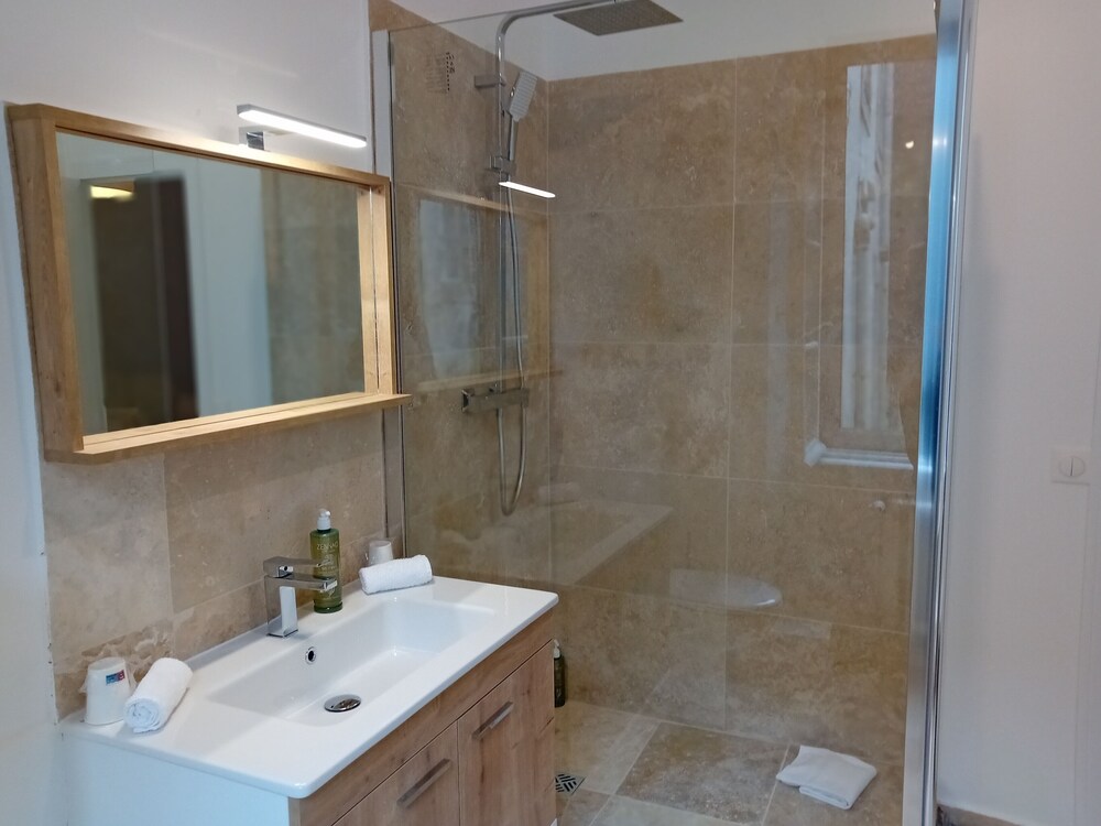 Premium Room - Photo 8