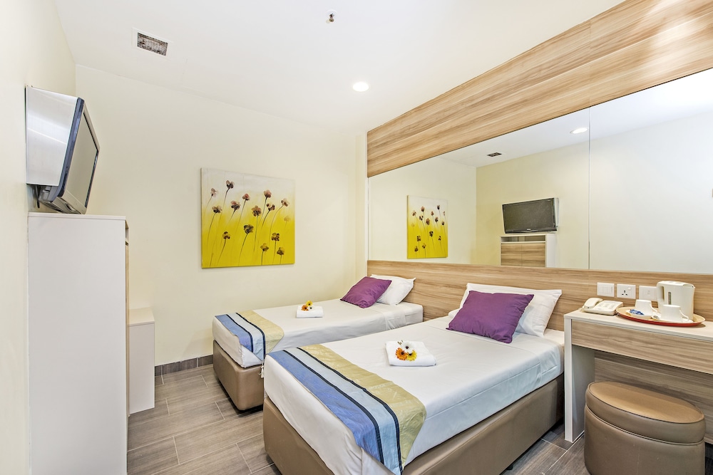 Standard Room, 1 Queen Bed photo 3