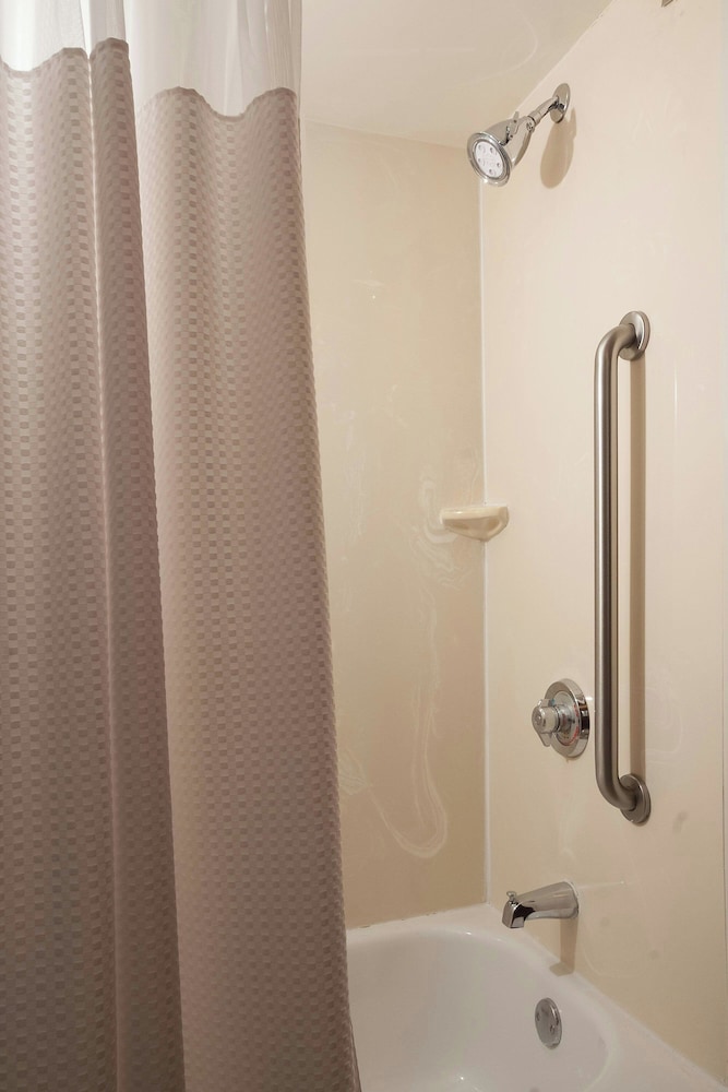 Room, 2 Queen Beds, Balcony (Mobility/Hearing Accessible, Tub) - Photo 10