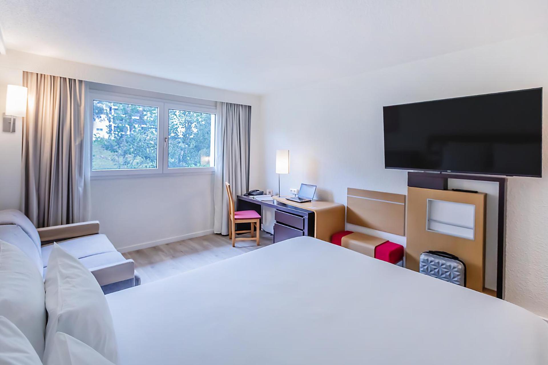 Standard Room with One Queen Bed and One Sofa Bed - Photo 7