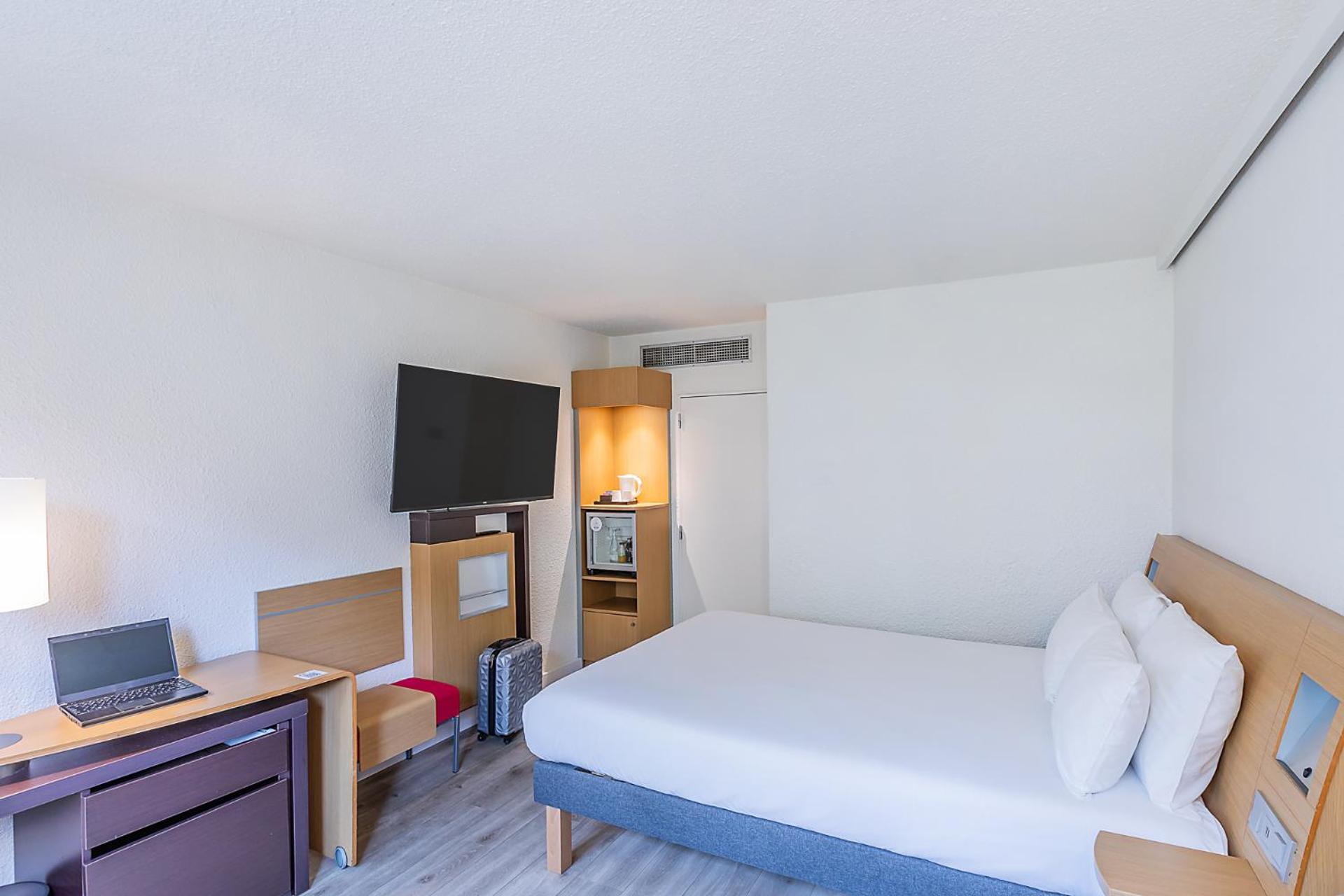 Standard Room with One Queen Bed and One Sofa Bed - Photo 8