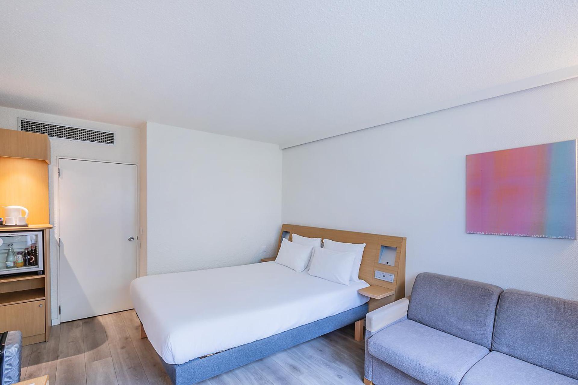 Standard Room with One Queen Bed and One Sofa Bed - Photo 9