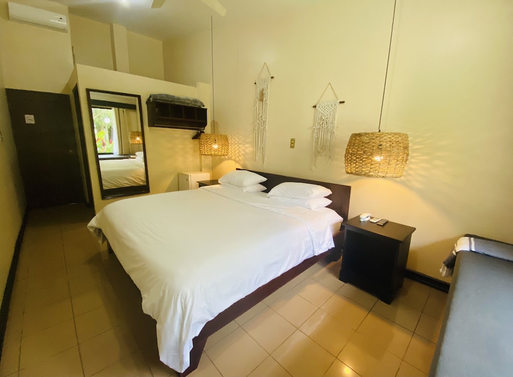 Standard Room, 1 King Bed, Refrigerator photo 3