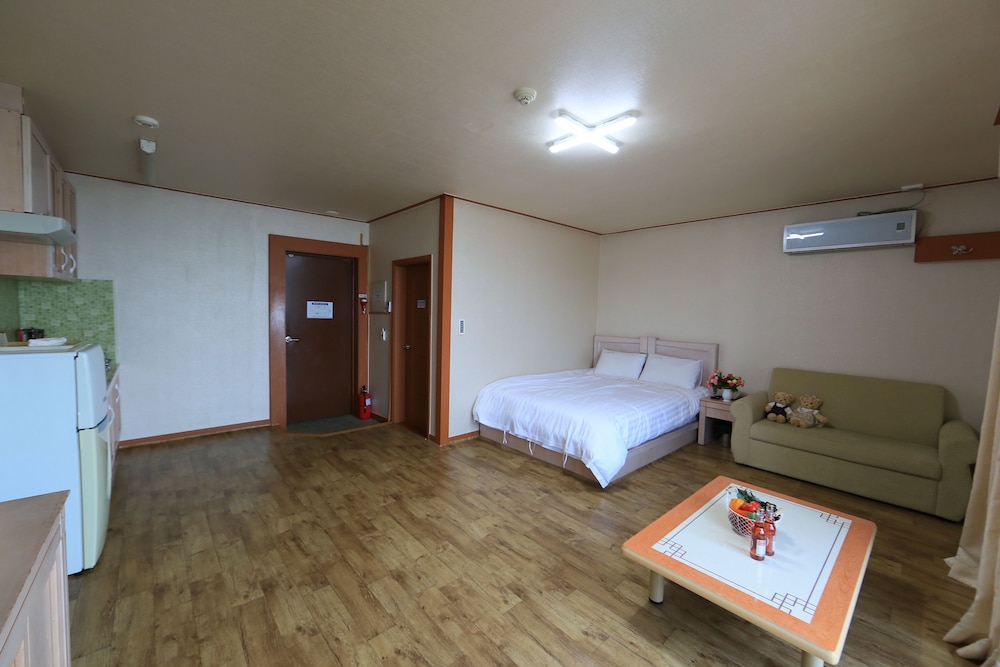 Deluxe Condo (17PY, extra person fee over 4 people) photo 3