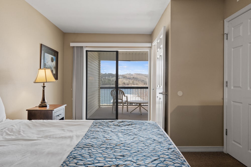 2 - BD Lakefront Deluxe Suite Unit 302 photo 2