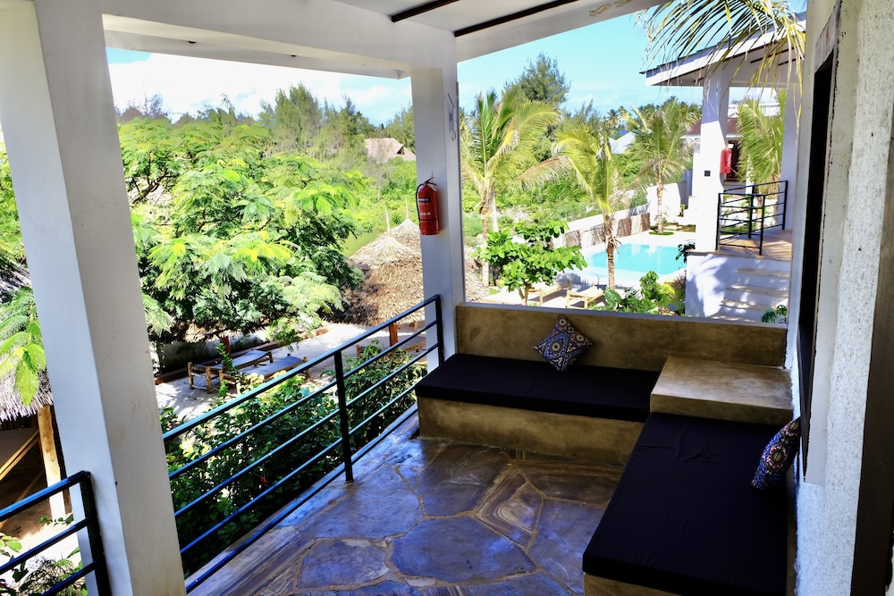 Family Apartment, 2 Bedrooms, Poolside photo 2