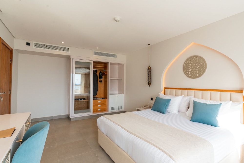 Family Swim-Up Suite