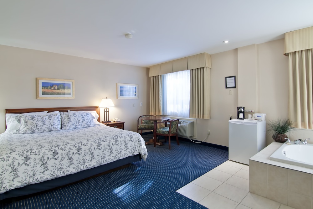 Suite, 1 King Bed, Jetted Tub - Photo 2