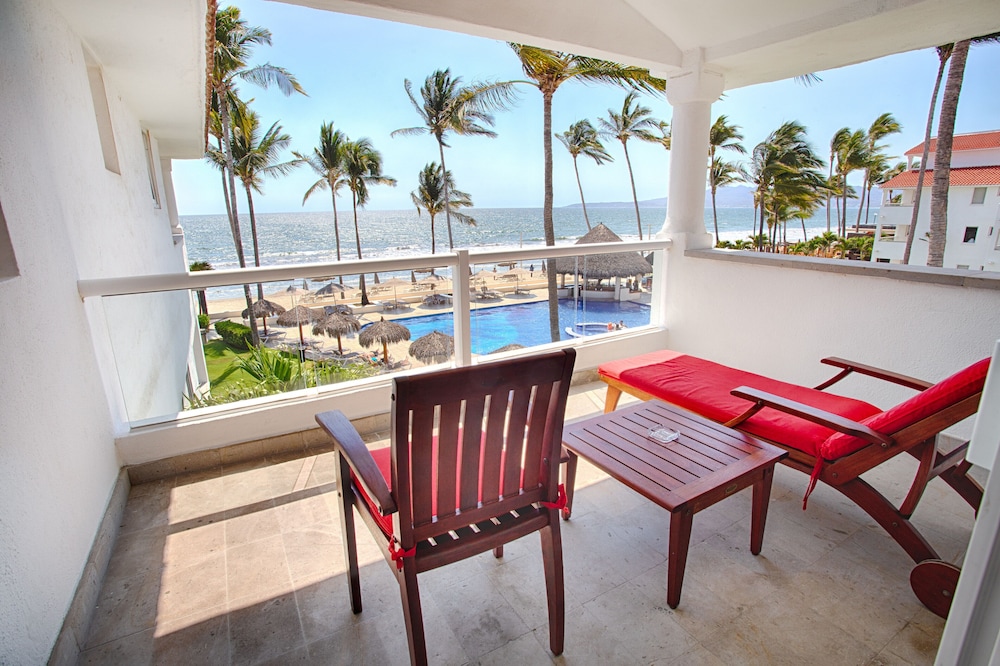 Grand Room, 1 King Bed, Balcony - Photo 2