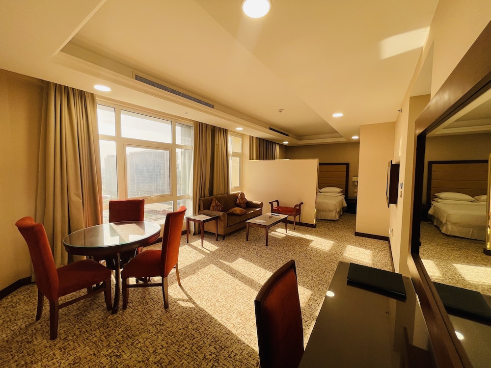 Family Room, 1 King Bed, Non Smoking, City View