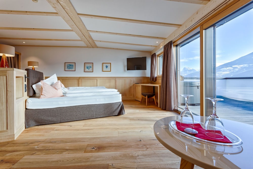 Panoramic Suite, 1 Bedroom, Hot Tub, Mountain View