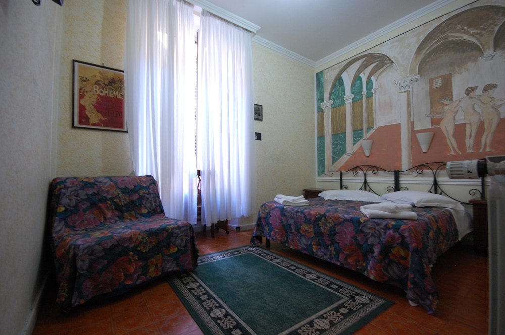 Classic Triple Room, Private Bathroom thumbnail 5