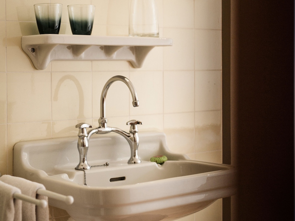 Shared Dormitory, Shared Bathroom photo 1