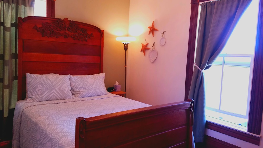 Classic Room, 1 Queen Bed, Private Bathroom