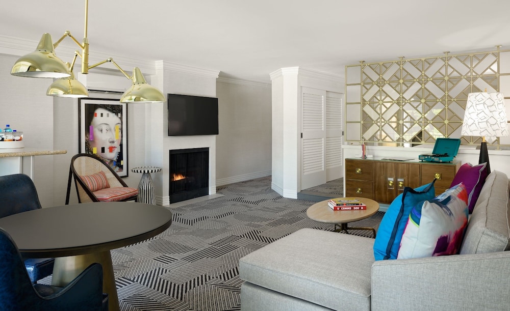 Signature Suite, 1 King Bed with Sofa bed, Balcony (Top Floor)