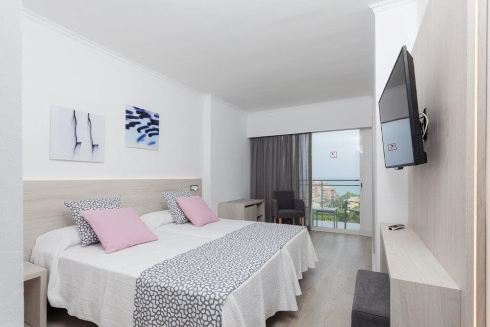 Standard Double Room, Balcony, Partial Sea View (2 adults + 1 child) photo 3