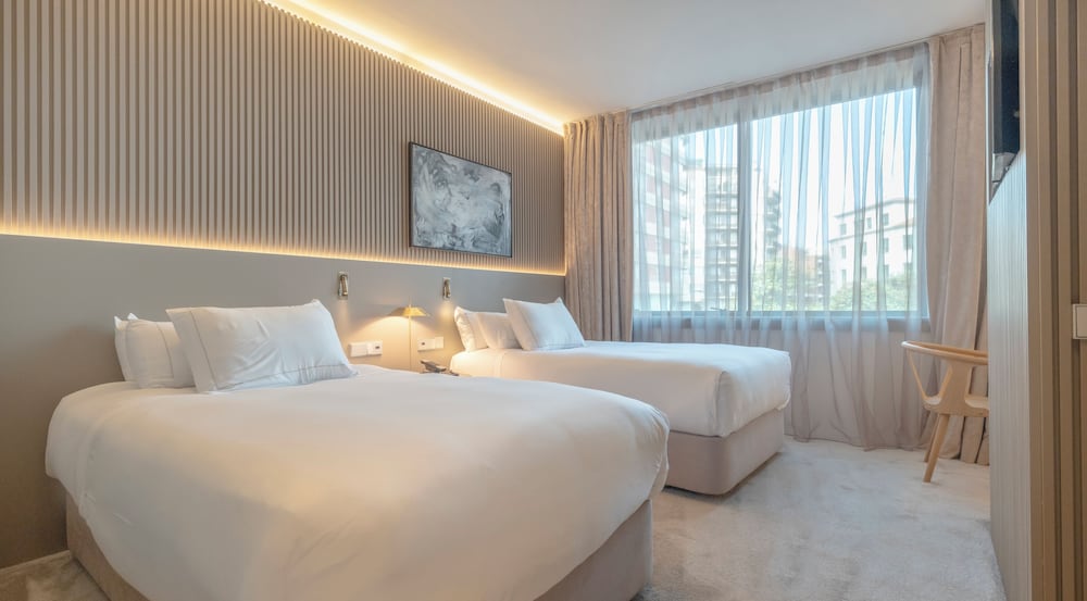Premium Twin Room - Photo 1