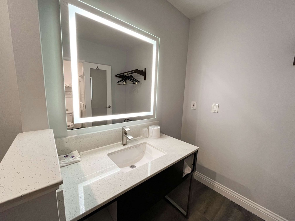 Standard Suite, 2 Queen Beds, Non Smoking - Photo 9