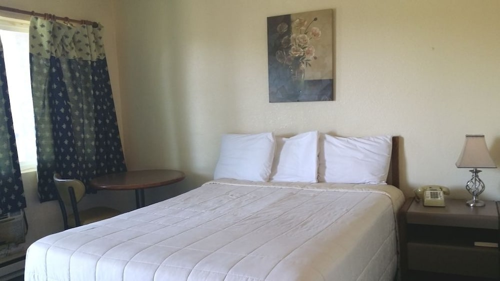 Basic Room, 1 Queen Bed