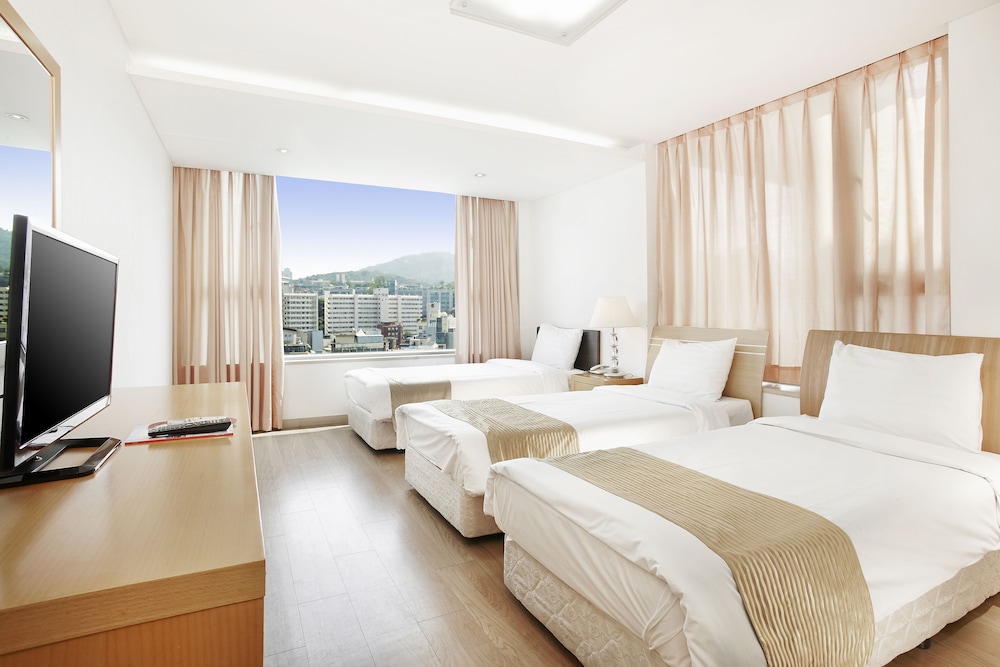 Deluxe Family Room - Photo 1