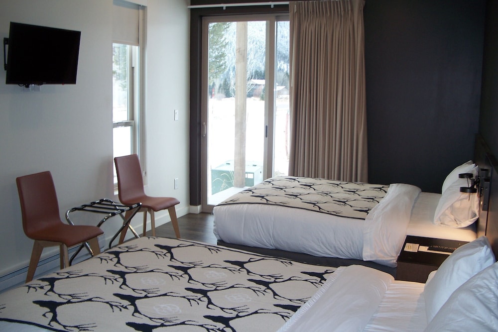 Deluxe Cabin, 2 Queen Beds (Sorry no pets) photo 2