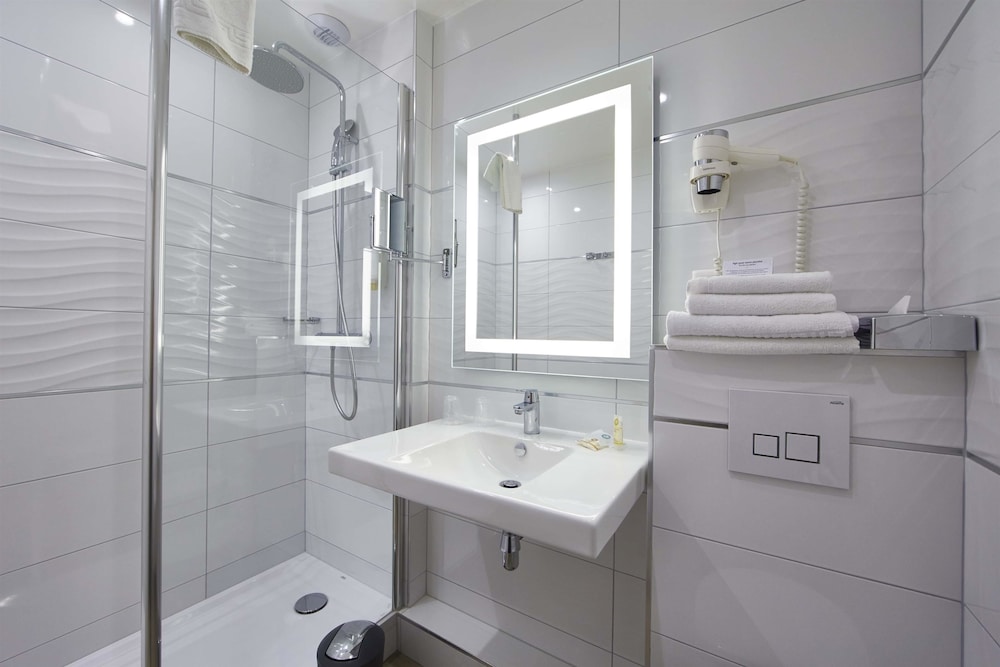 Deluxe Room, 1 Double Bed, Non Smoking, Pool Access - Photo 4
