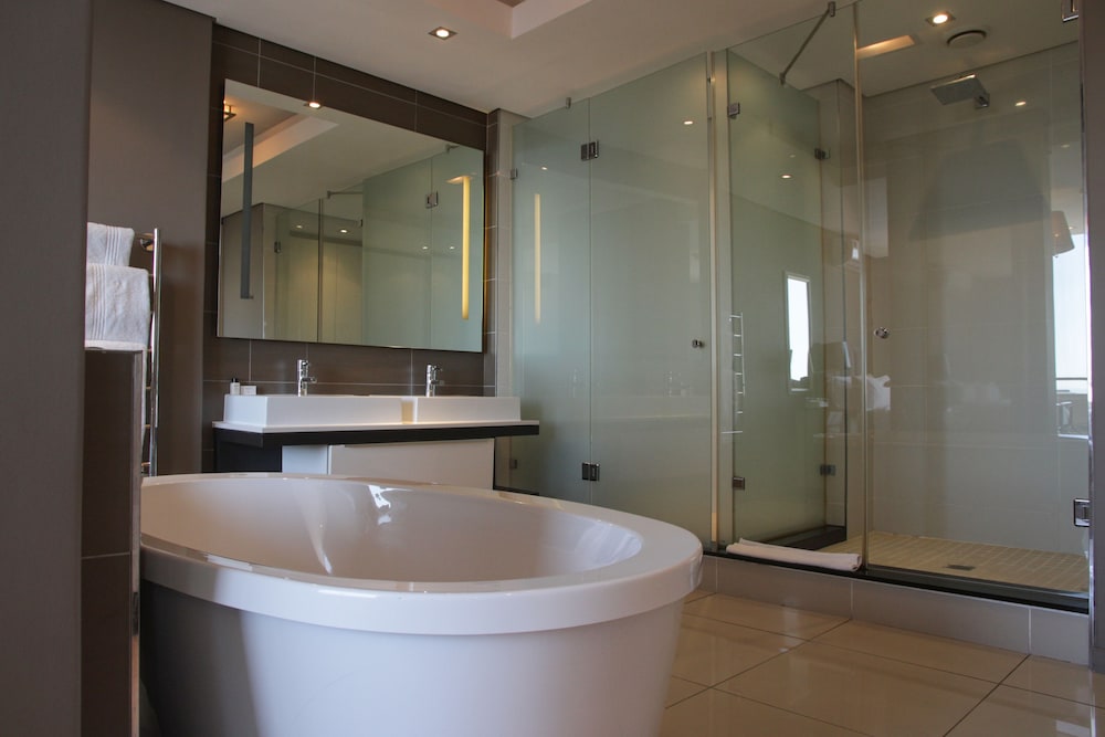 Luxury Two-Bedroom Apartment - Photo 10