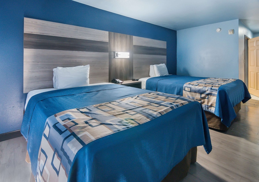 Room, 2 Queen Beds, Accessible, Smoking photo 3