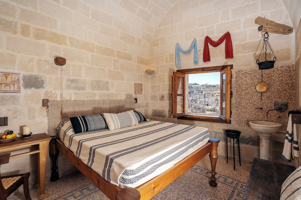 Magna Graecia Dwelling 17 - with view of the Sassi