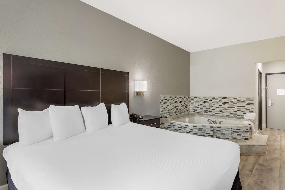 Standard Room, 1 King Bed, Non Smoking, Jetted Tub - Photo 1