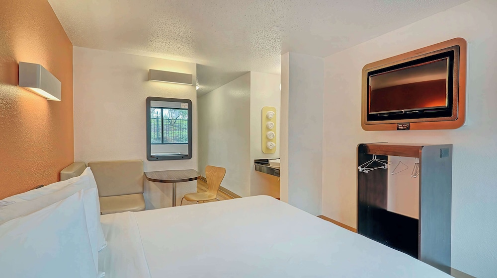 Standard Suite, 1 King Bed, Non Smoking, Refrigerator & Microwave - Photo 3