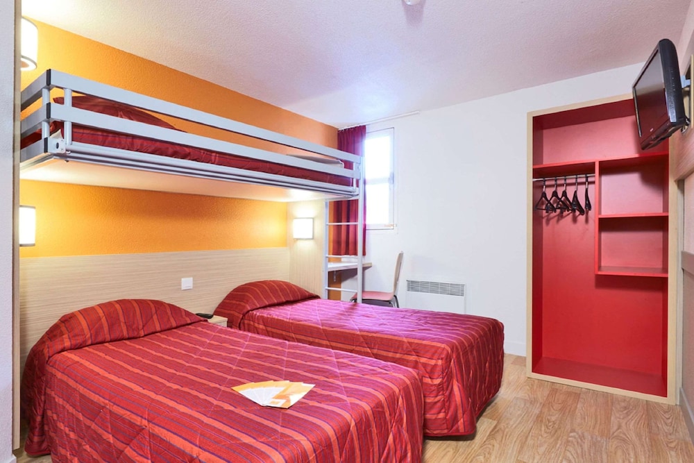 Standard Room, 3 Twin Beds photo 2