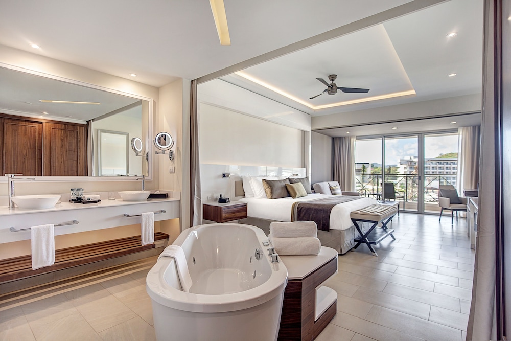 Luxury Junior Suite Ocean View Diamond Club photo 3