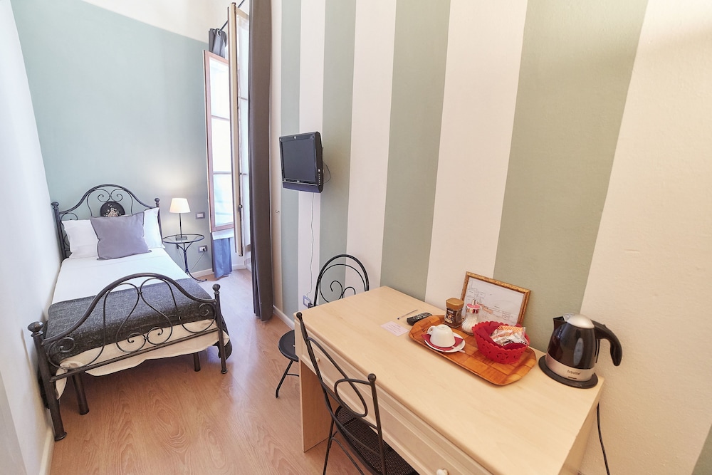 Single Room, 1 Twin Bed, Ensuite, City View (Vista Duomo) photo 3