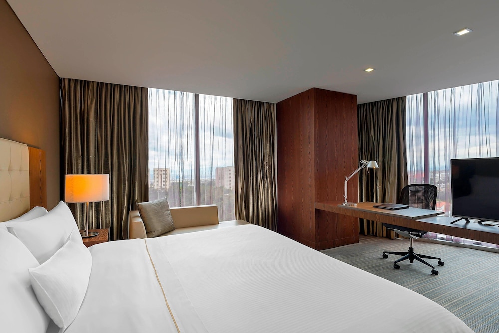Deluxe Room, 1 King Bed - Photo 1