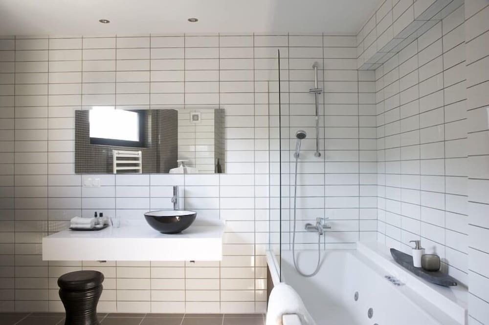Executive Suite - Photo 13