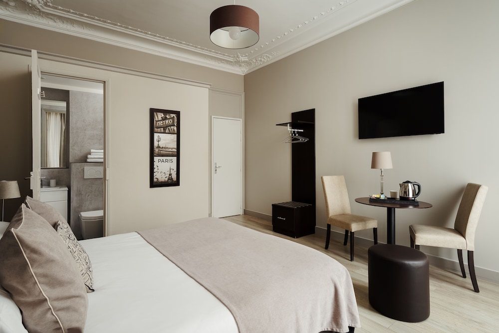 Deluxe Room, 1 Queen Bed, Fireplace, City View photo 3