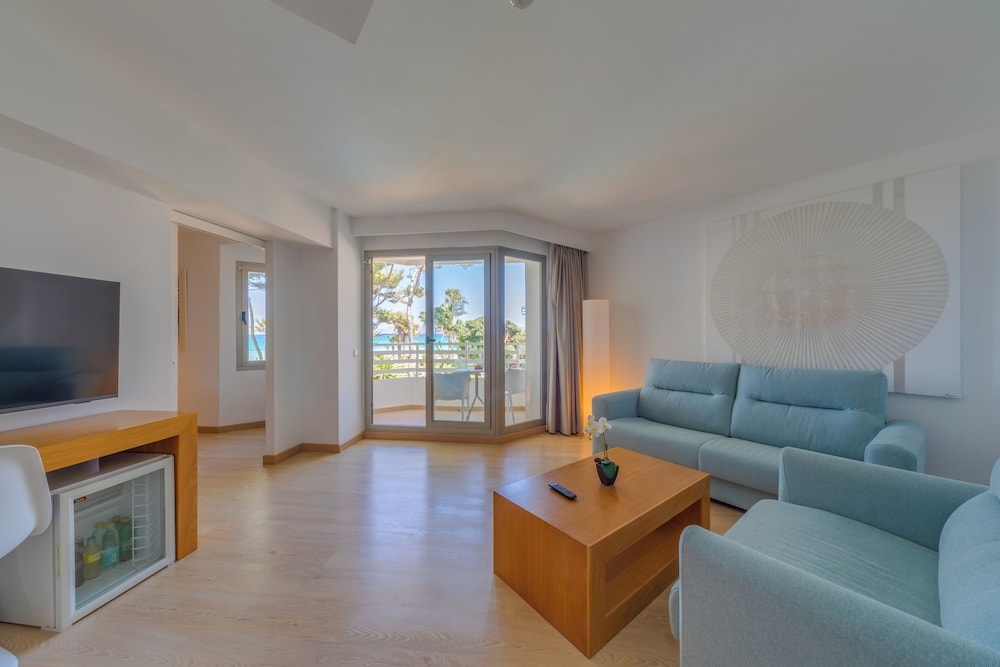 Suite, Balcony, Partial Sea View (3 Adultos + 1 Child)