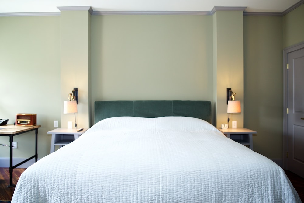 Standard Room, 1 King Bed photo 3