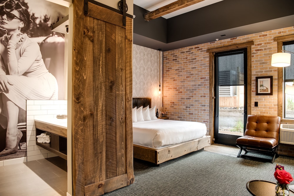 Premium Room, 1 King Bed - Photo 1