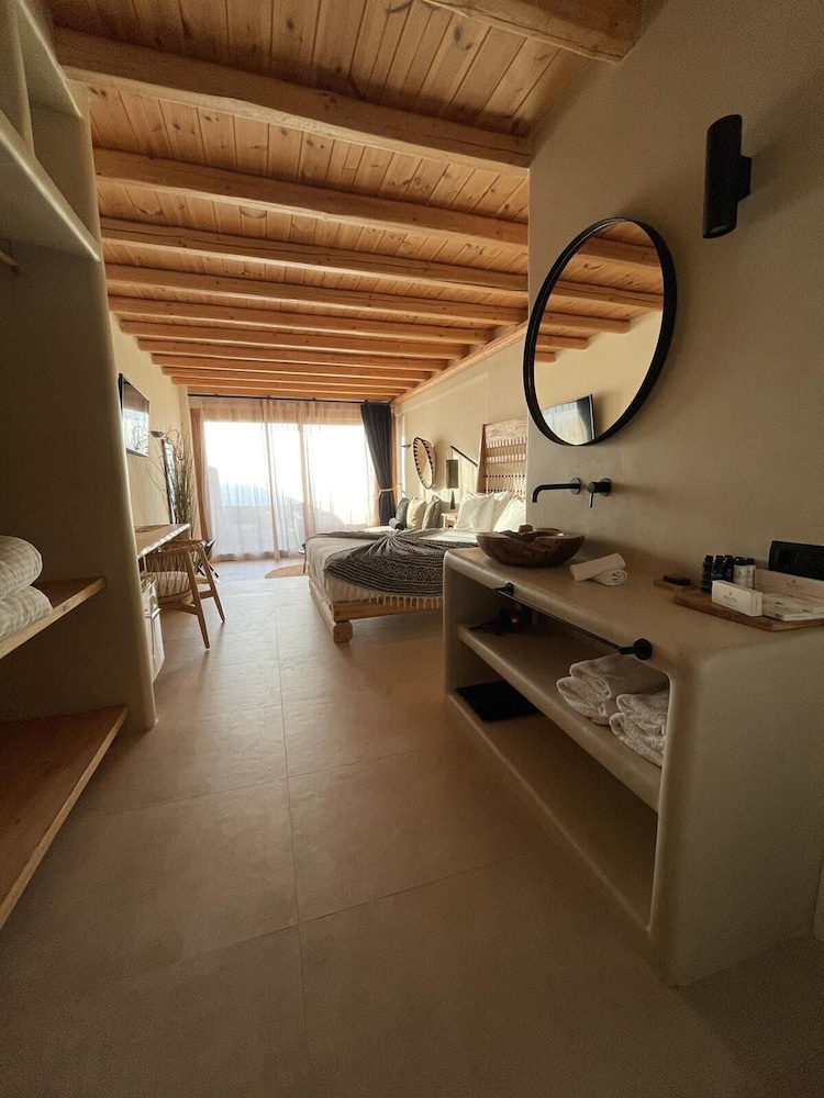 Cave Suite, Sea View, Outdoor Jetted Tub photo 3