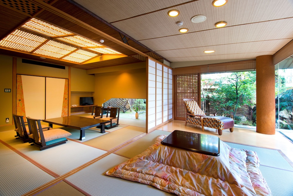 Japanese Style QuadrupleRoom,Japanese Cypress Bath(When selecting Half Board:Dinner: Full Japanese)