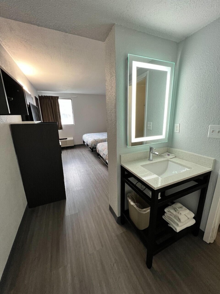 Deluxe Room, 2 Queen Beds, Non Smoking, Refrigerator & Microwave