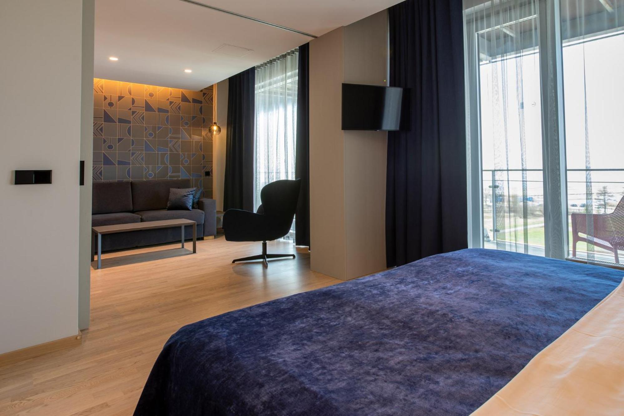 Suite with Spa Access - Photo 2