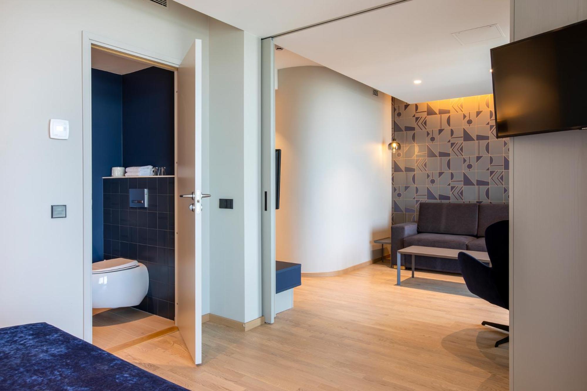 Suite with Spa Access - Photo 10
