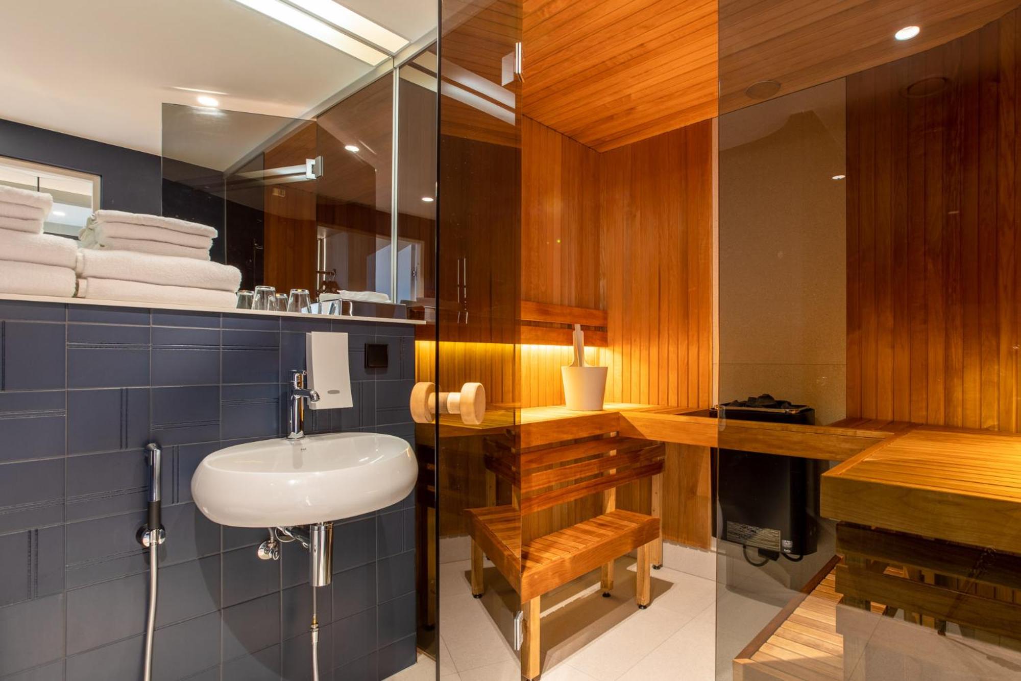 Suite with Spa Access - Photo 8