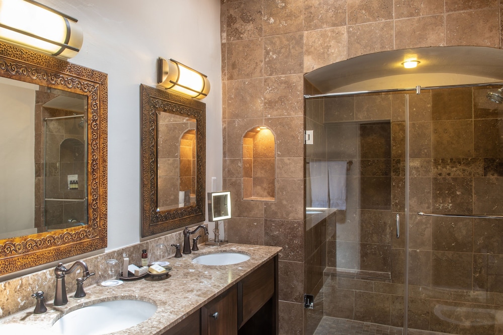Room, 1 King Bed (Mobility Accessible, Roll-In Shower) - Photo 9