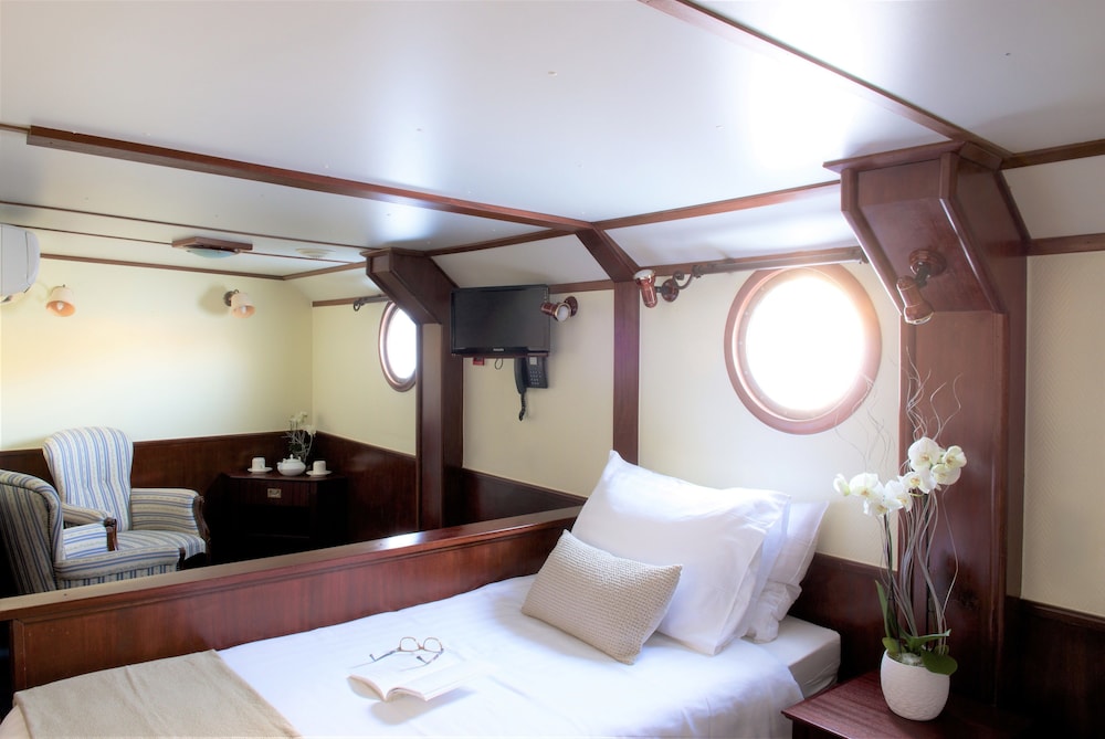 Cabin, lower deck