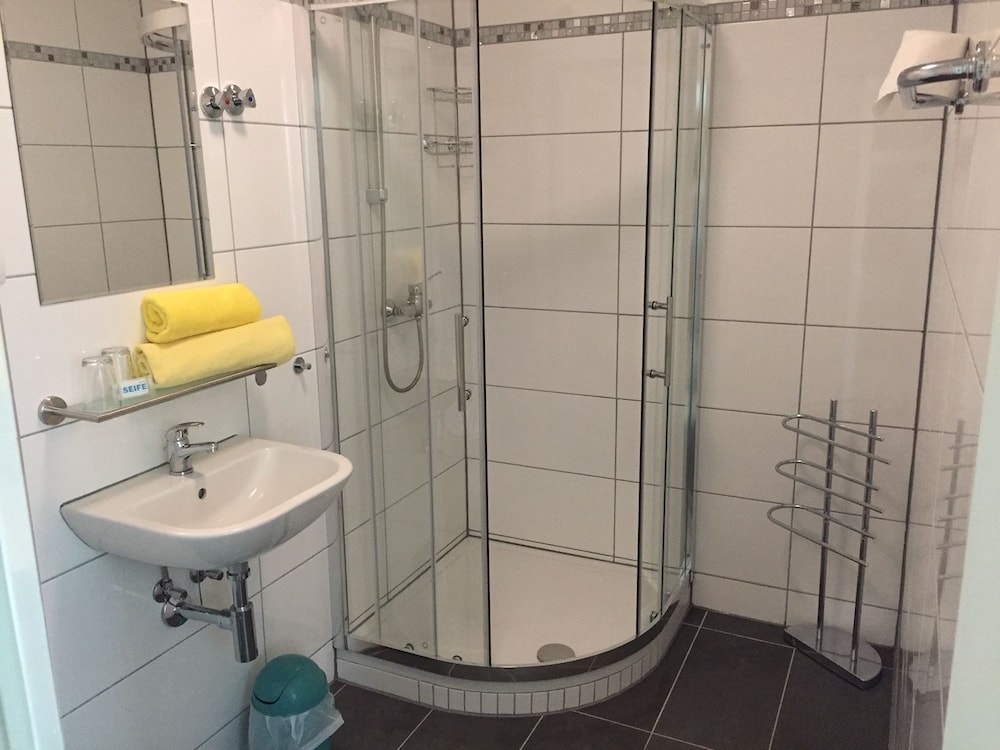 6-Bed Room photo 3